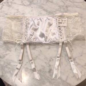 Fredericks of Hollywood white lace garter belt NEW